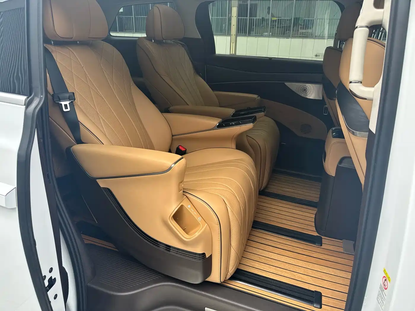 Denza D9 2024 EV 600 AWD Premium фото 13