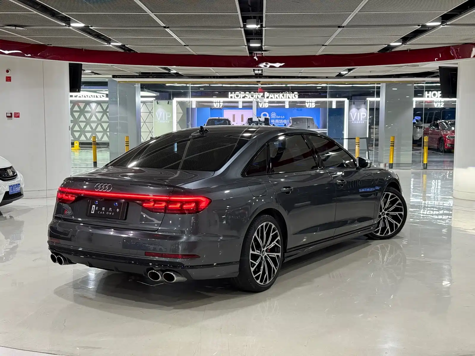 Фото 13 - Audi S8