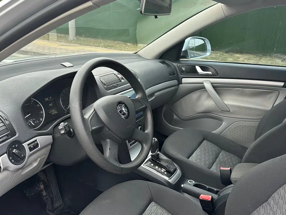 Škoda Octavia 2014 1.6L Auto Yijie Edition фото 4
