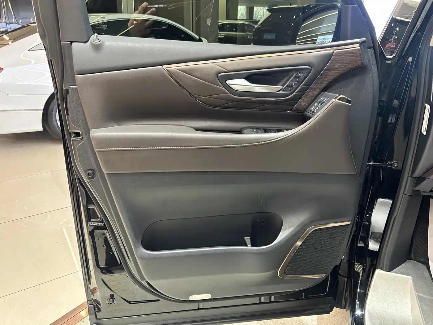Toyota Vellfire 2023 Crown Hybrid 2.5L HV Premium фото 8