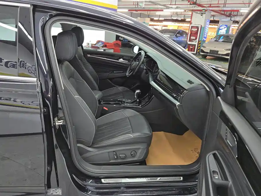 Volkswagen Passat 2022 330TSI Luxury Edition фото 8