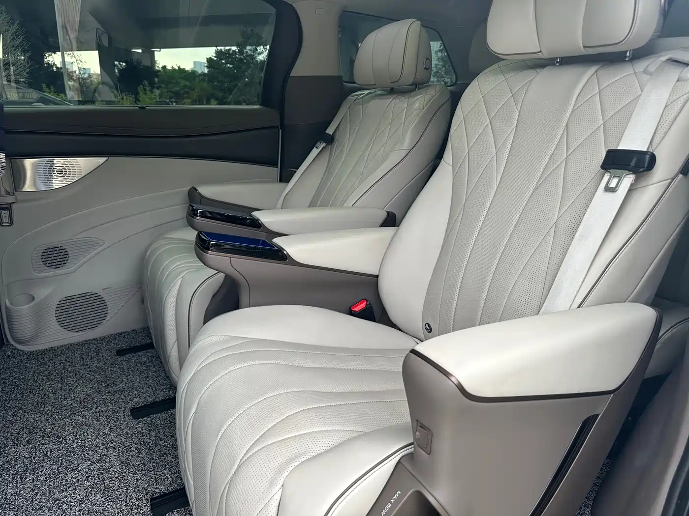 Denza D9 2022 DM-i 970 All-Wheel Drive Honor Edition фото 11