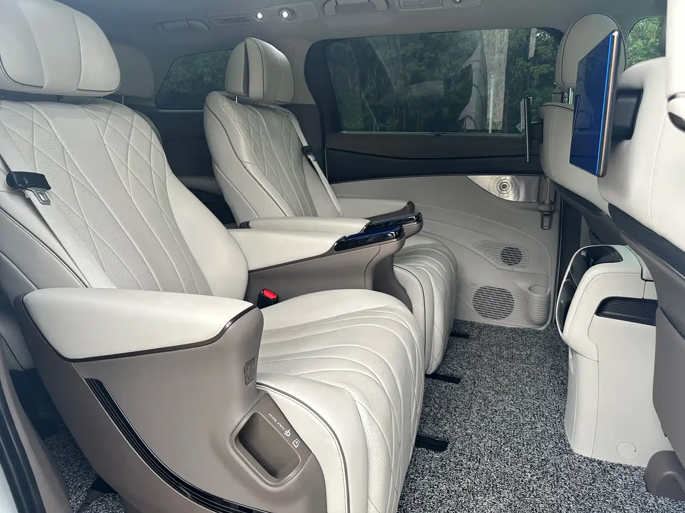 Denza D9 2022 DM-i 970 All-Wheel Drive Honor Edition фото 14