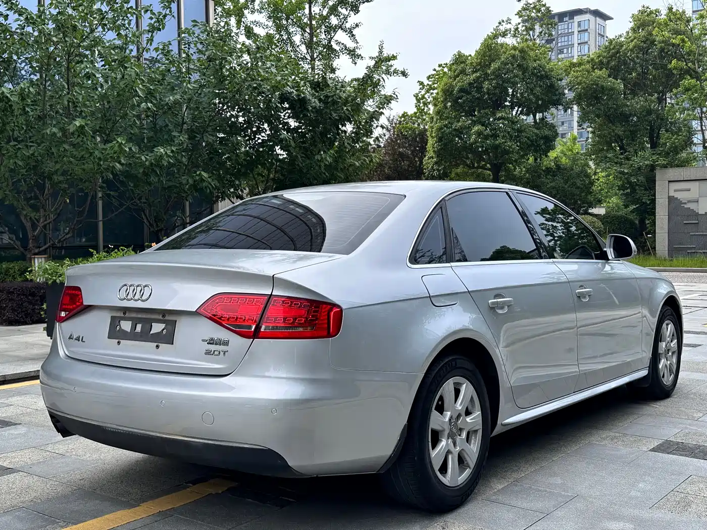 Audi A4L 2010 2.0 TFSI Standard фото 4
