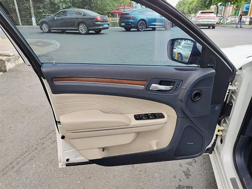 Chrysler 300C (Import) 2016 3.0L Beyond Edition фото 6