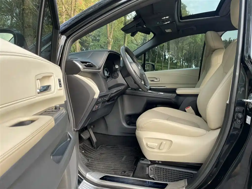 Toyota Granvia 2022 2.5L Hybrid Noble Edition фото 16
