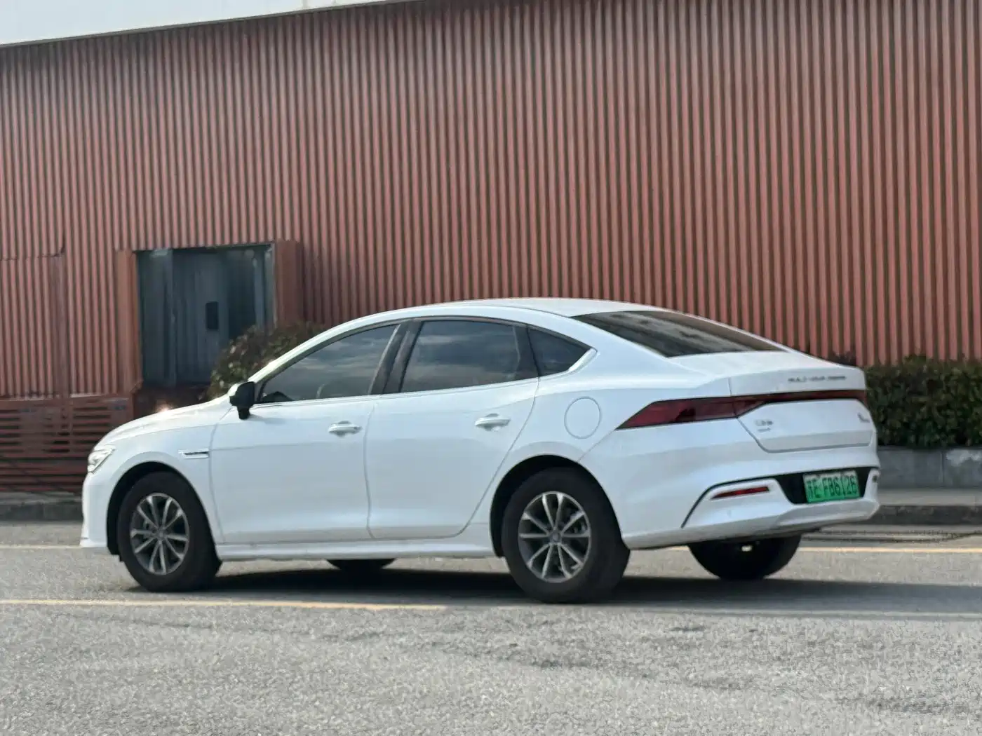 BYD Qin PLUS 2024 Glory Edition DM-i 55KM Leading фото 9