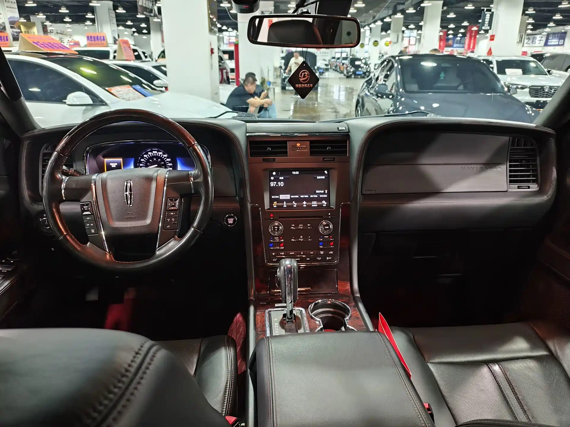 Фото 5 - Lincoln Navigator