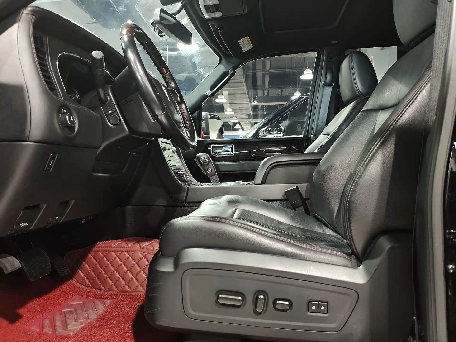 Фото 4 - Lincoln Navigator