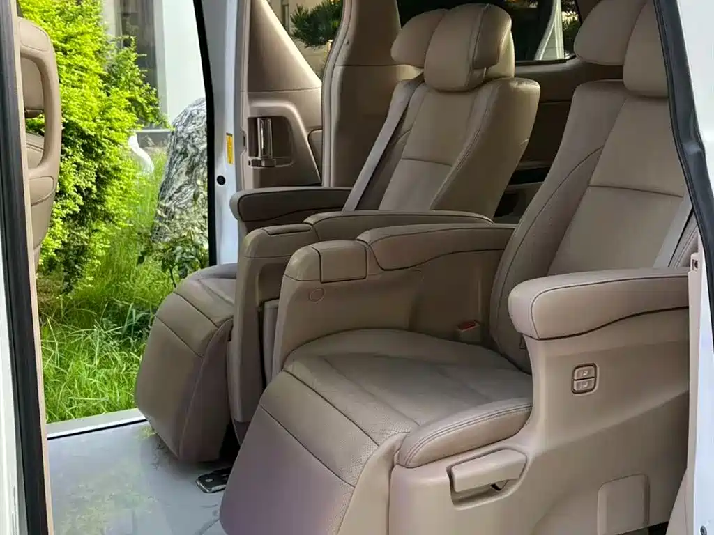 Toyota Alphard фото 6