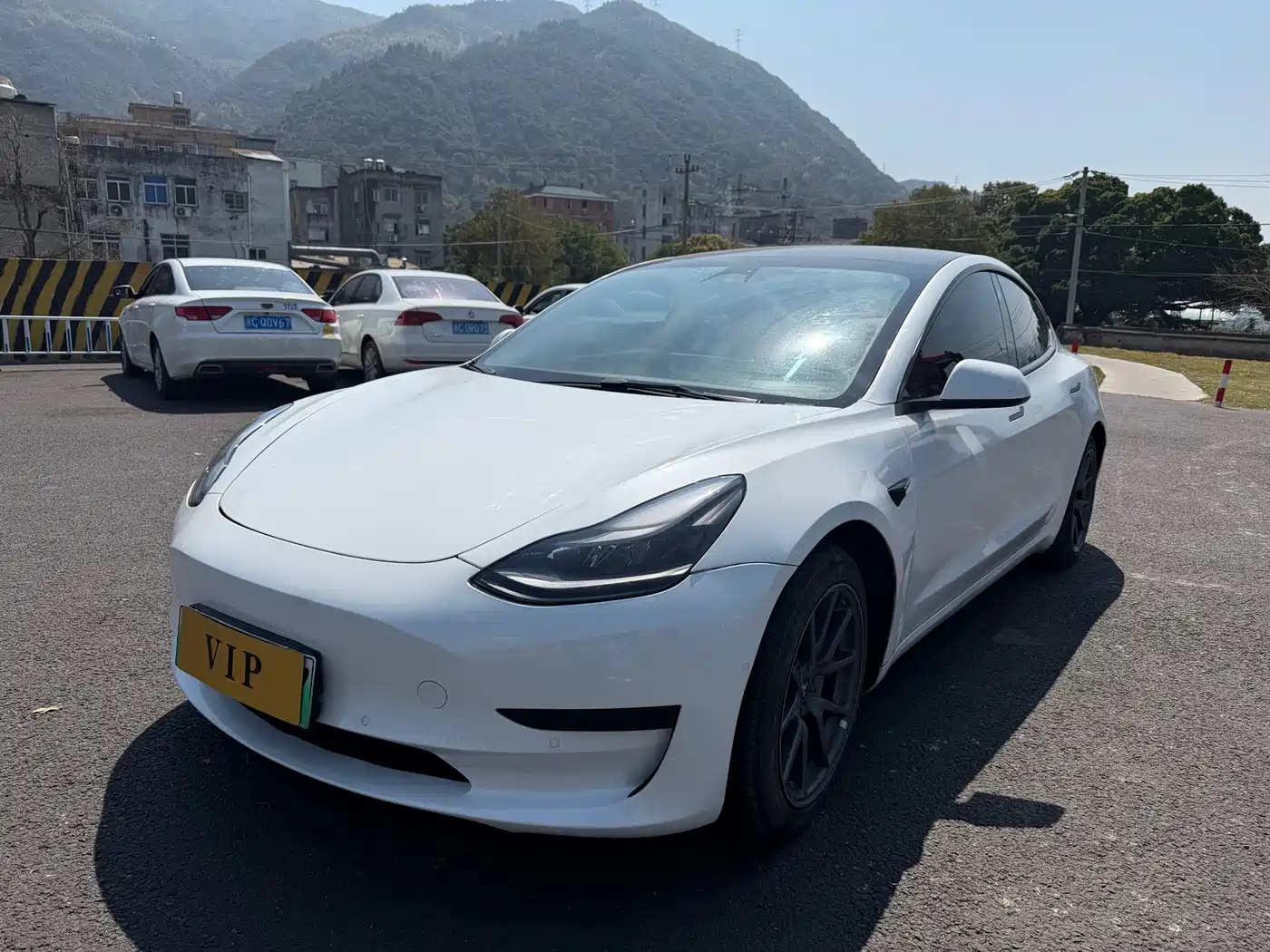 TESLA MODEL 3