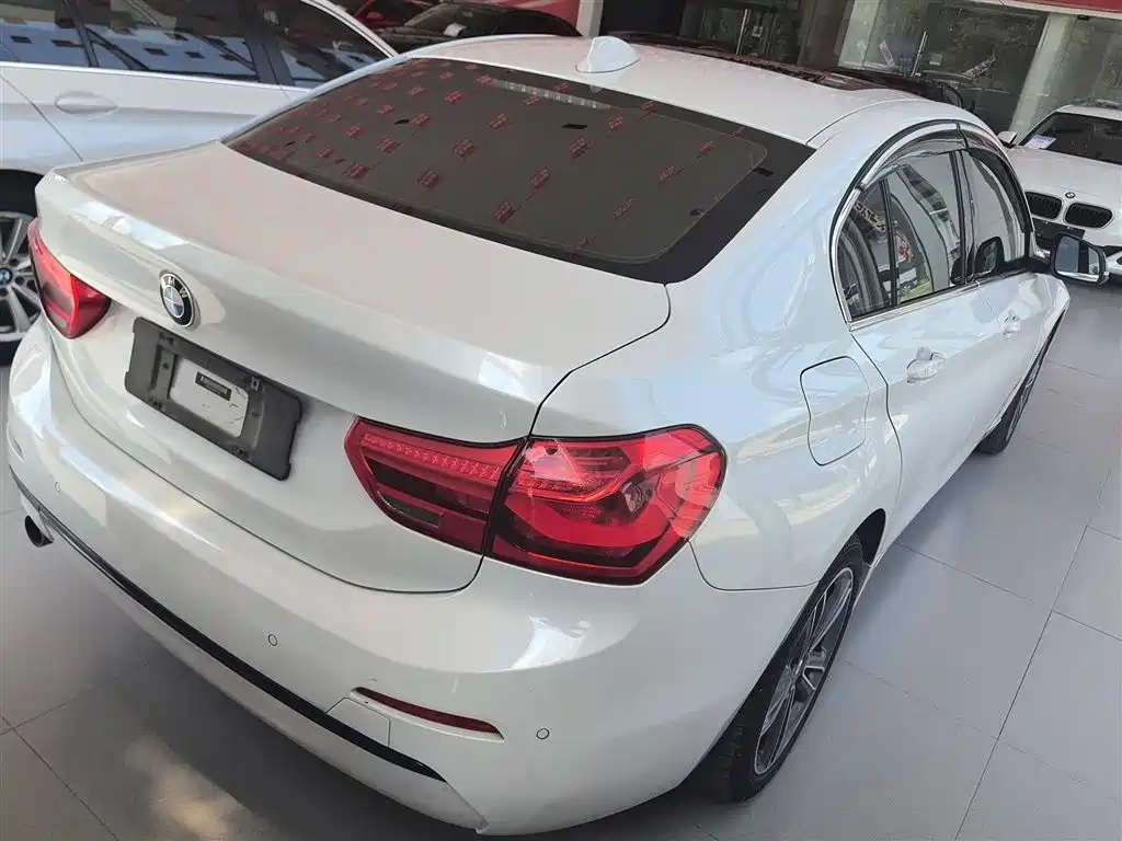 BMW 1 Series 2018 118i Sport Edition фото 5