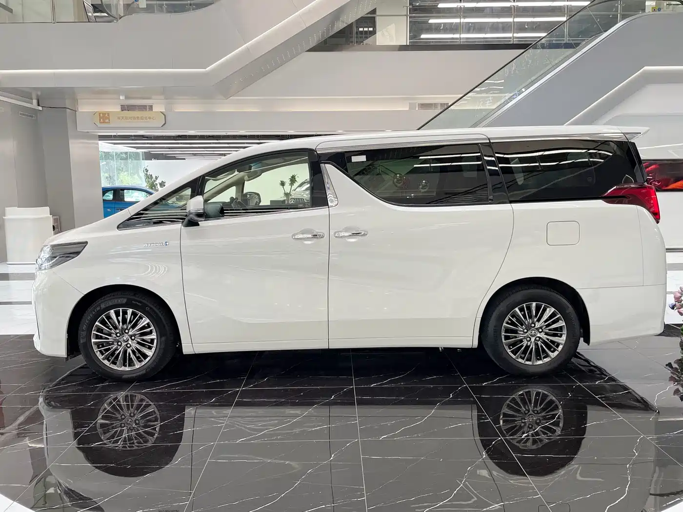 Toyota Alphard 2019 Hybrid 2.5L Luxury фото 4