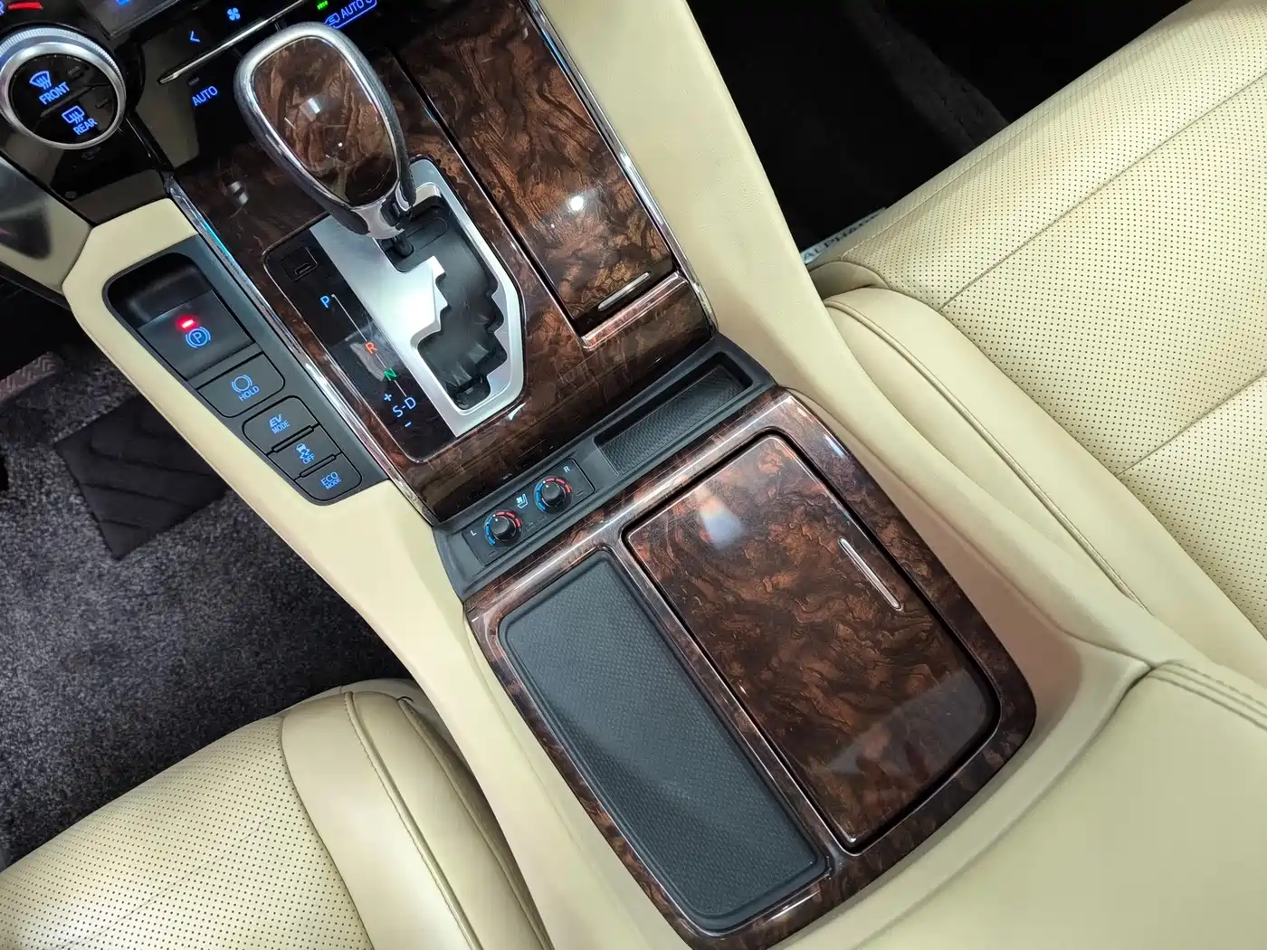 Toyota Alphard 2019 Hybrid 2.5L Luxury фото 12