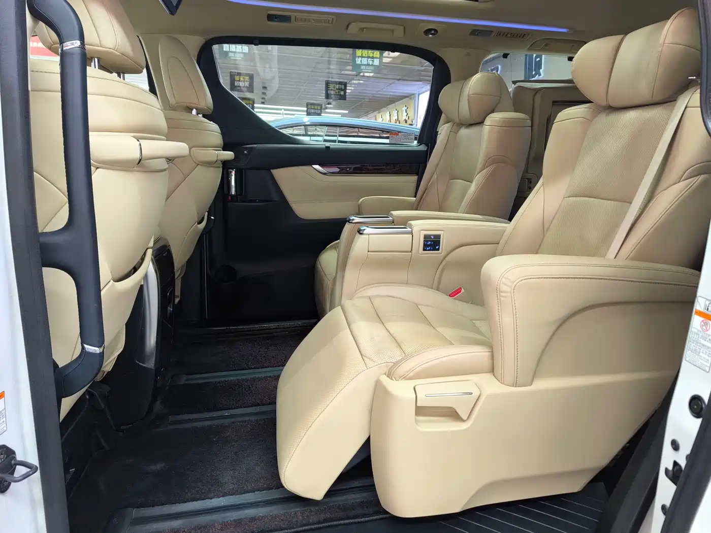 Toyota Alphard 2019 Hybrid 2.5L Luxury фото 14