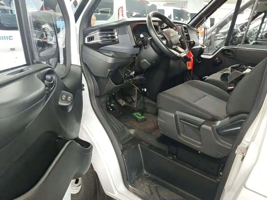 Jiangling JMC Fushun 2026 2025 Model 2.0T 6MT Diesel Short Wheelbase Low Roof Commercial MPV 5/6 Seats with Dual Swing Doors