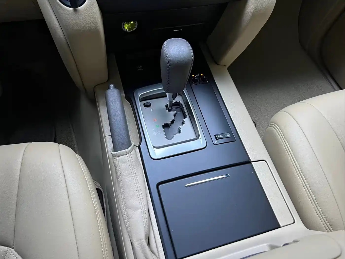 Toyota Land Cruiser (Import) 2015 4.0L V6 Middle East Low Configuration Edition фото 7