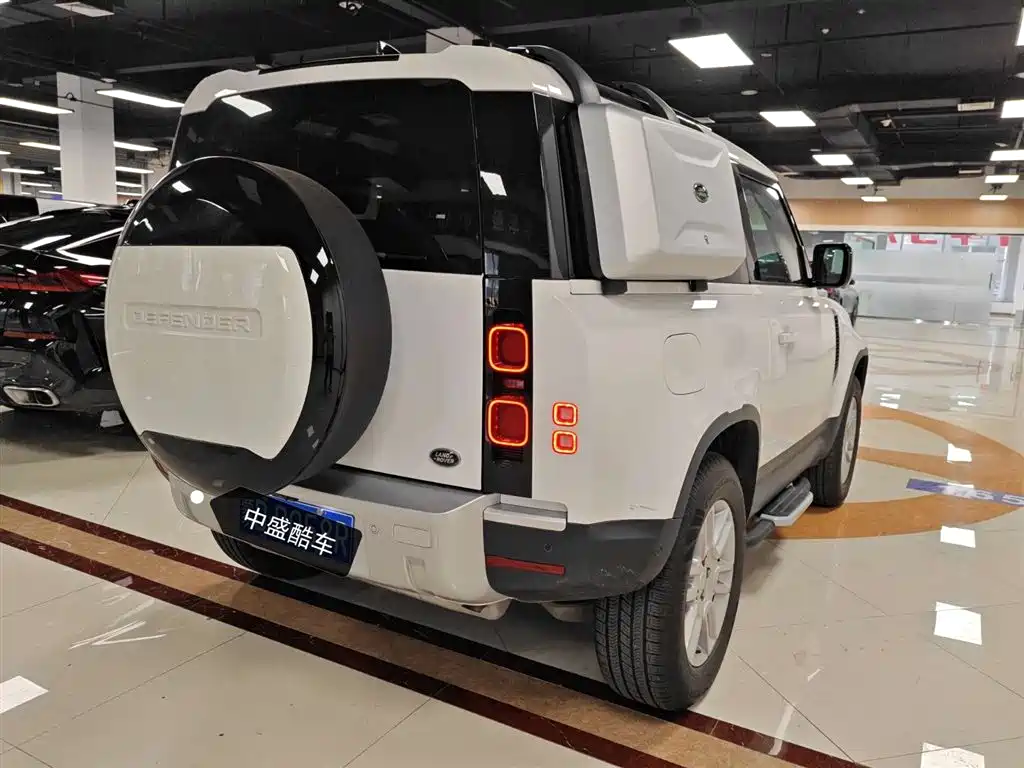 Land Rover Defender 2024 90 2.0T P300 S фото 9