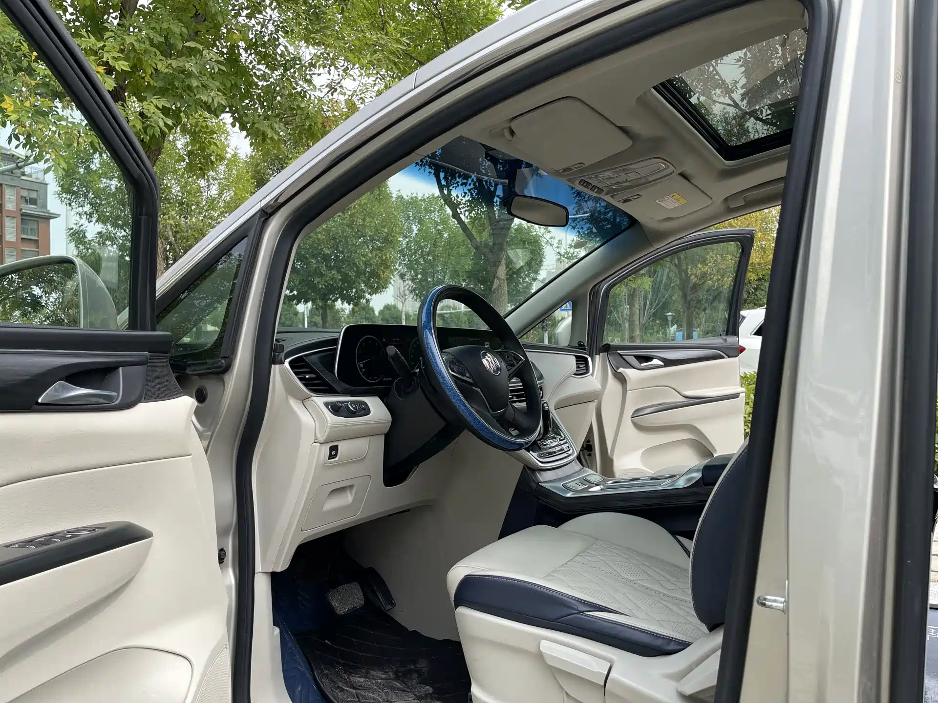 Photo 7 - Buick GL8
