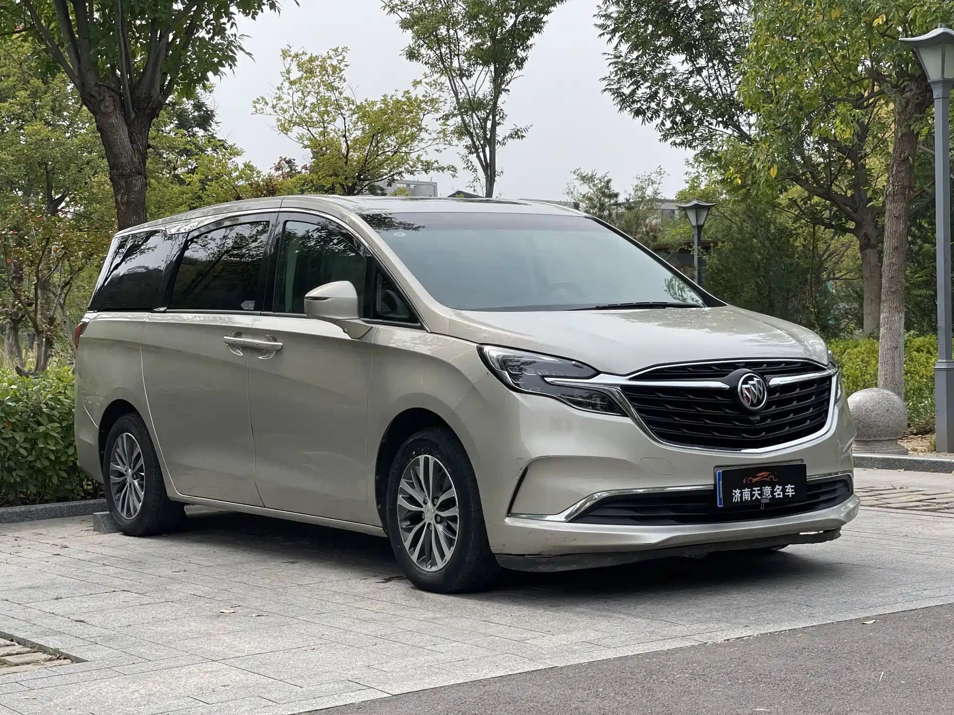 Photo 3 - Buick GL8