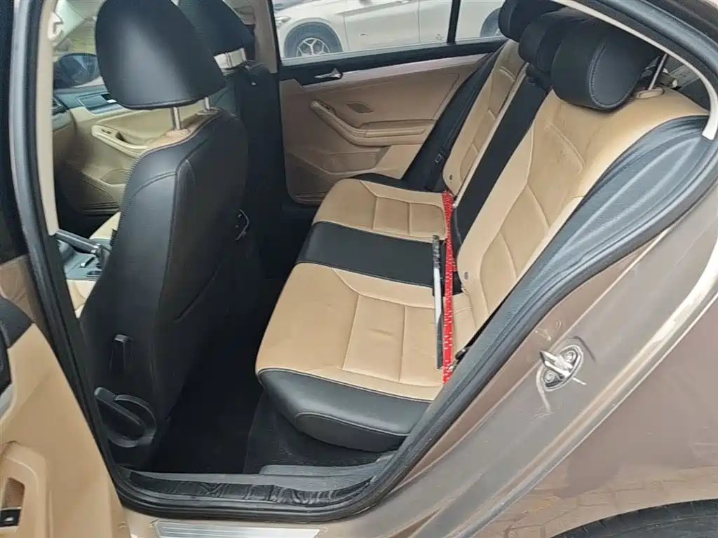 Volkswagen Sagitar 2015 1.6L Manual Comfort фото 16