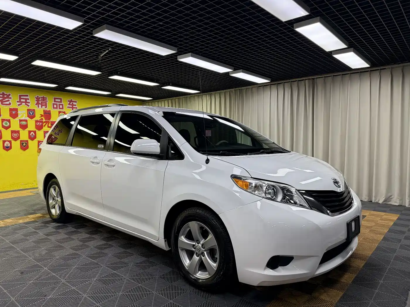 Toyota Sienna 2015 3.5L 2WD LE фото 3