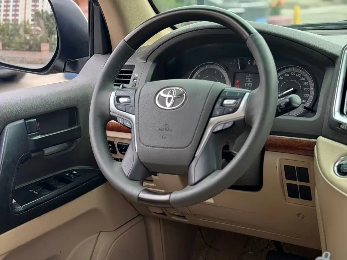 Toyota Land Cruiser (Import) 2015 2015 4.0L V6 Middle East Low Configuration Edition