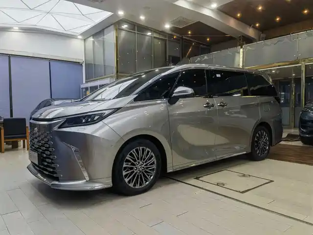 Lexus LM 500h, 6 мест, Премиум