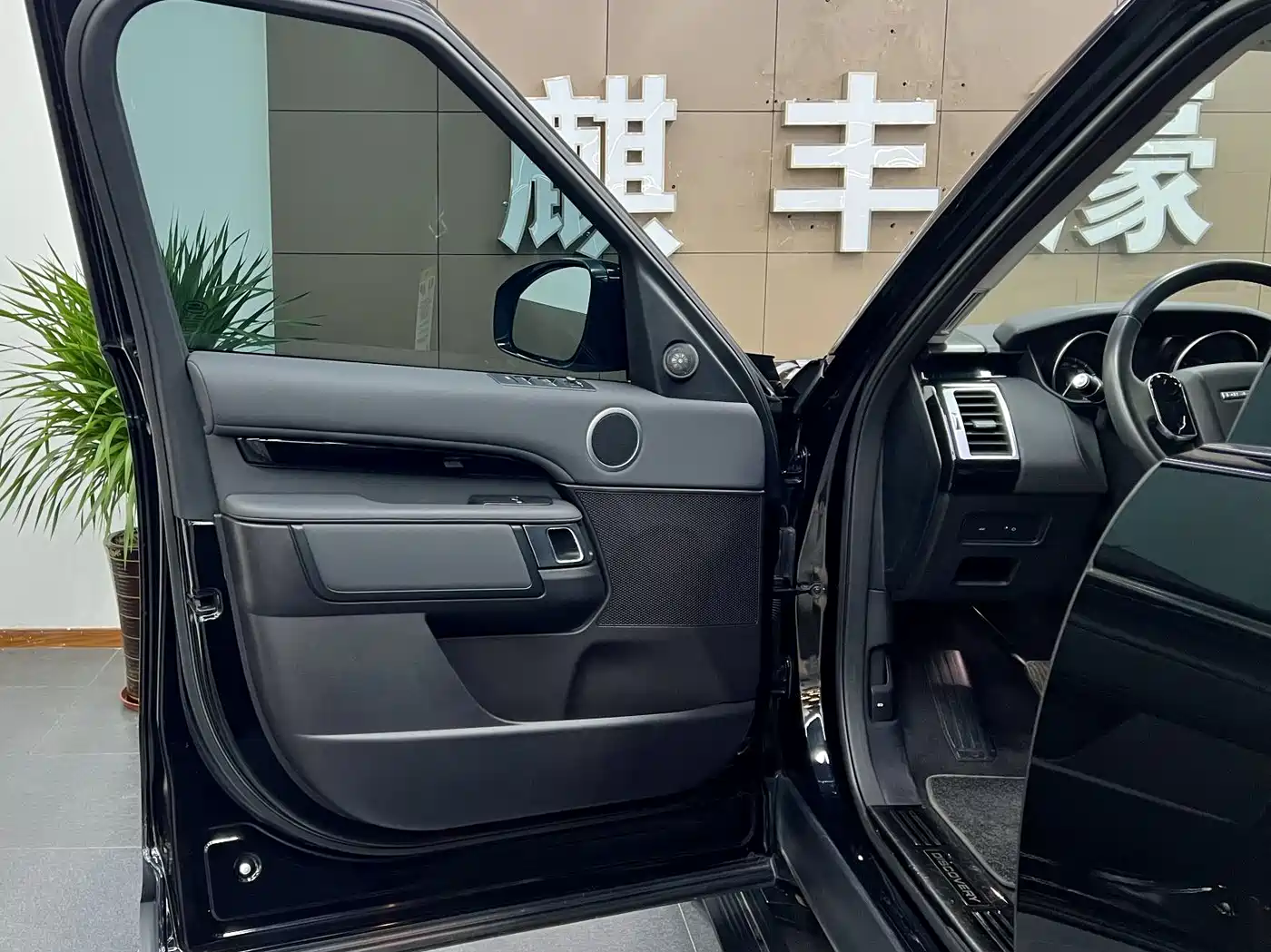 Land Rover Discovery 2018 3.0 SC V6 SE фото 13
