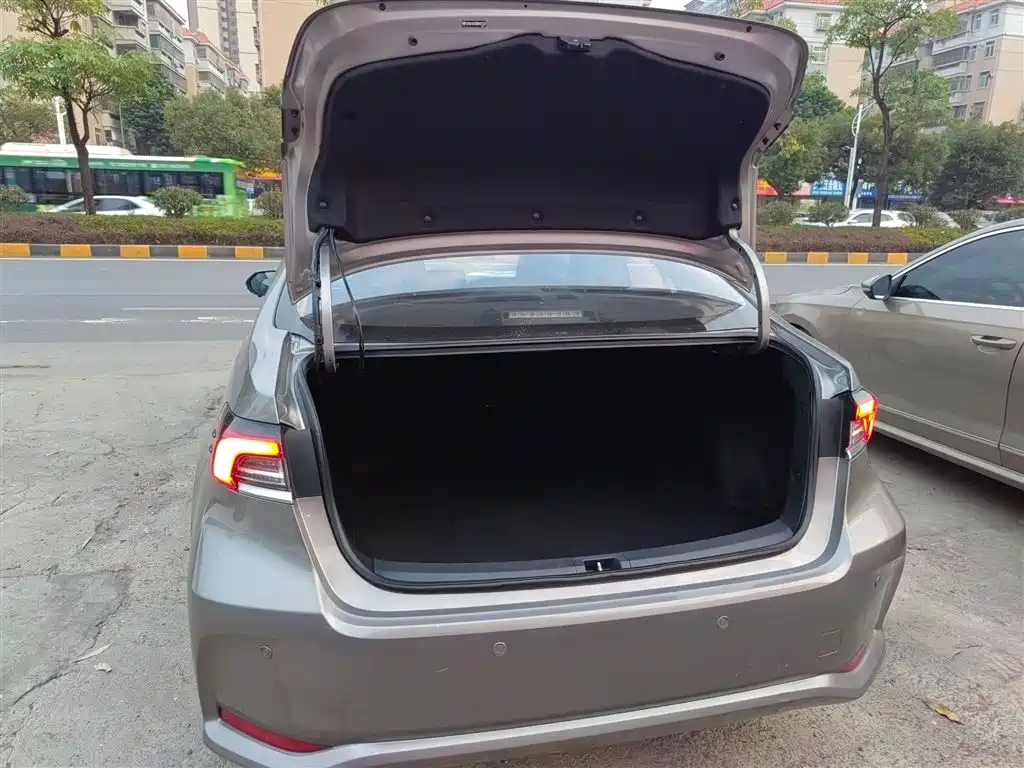 Toyota Corolla 2021 Hybrid 1.8L E-CVT Pioneer Edition фото 9