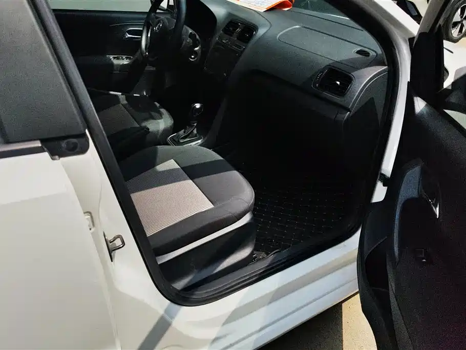 Volkswagen Polo 2016 1.4L Automatic Trend фото 8