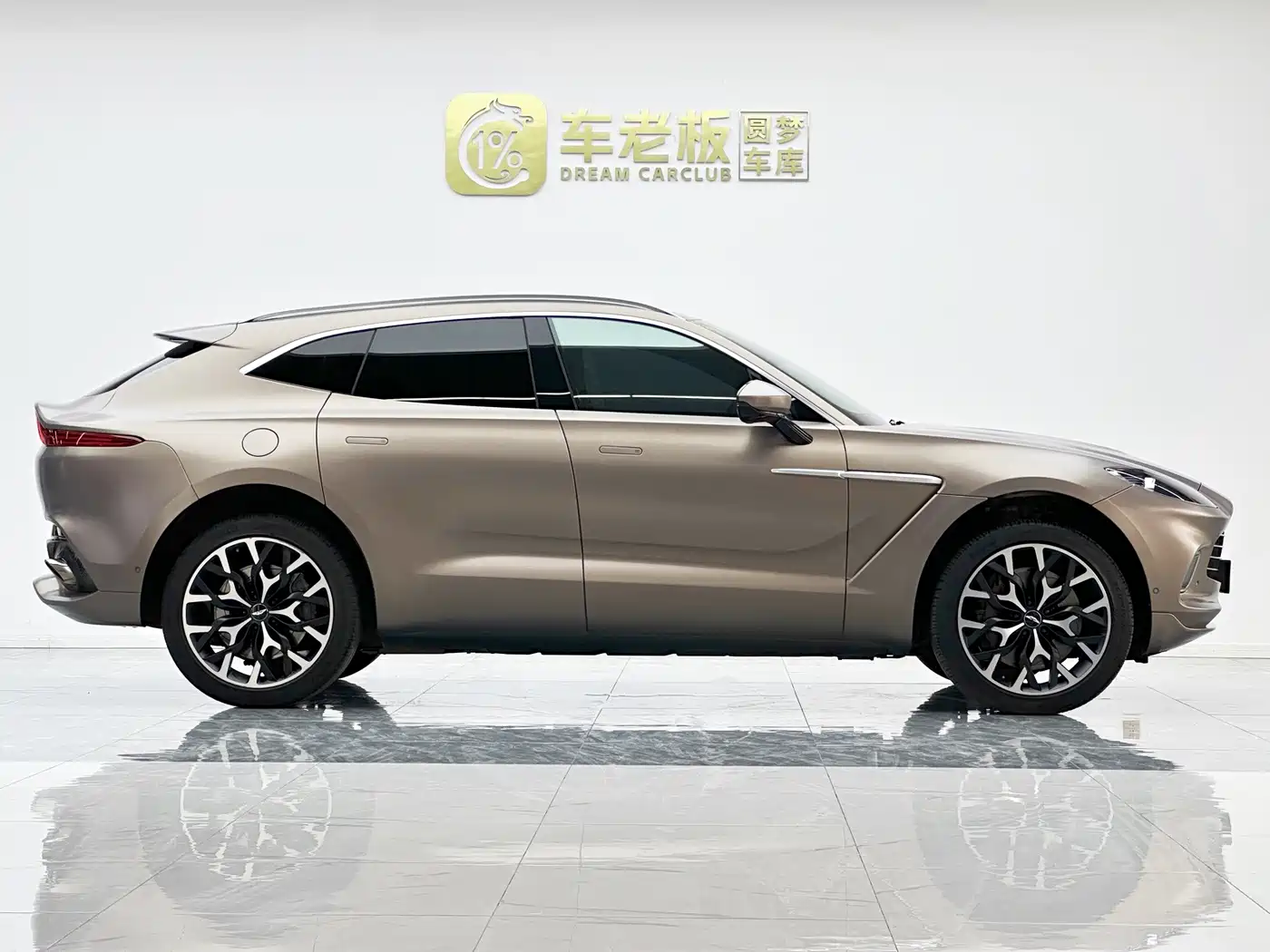Aston Martin DBX 2021 2020 4.0T V8