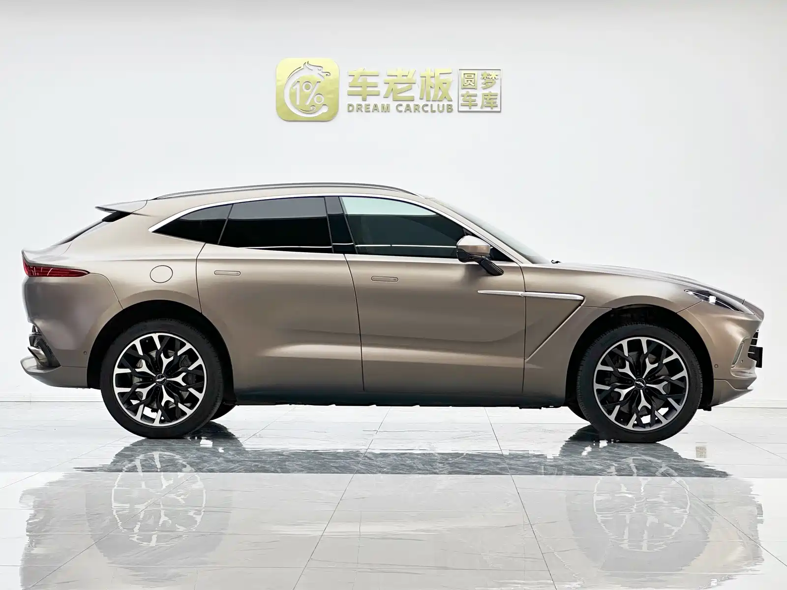 Фото 7 - Aston Martin DBX