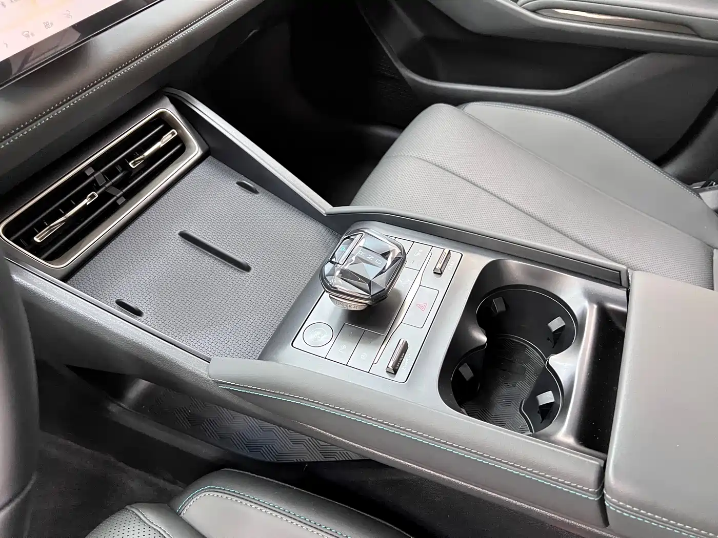 BYD Qin L 2024 DM-i 80KM Leading Edition фото 21