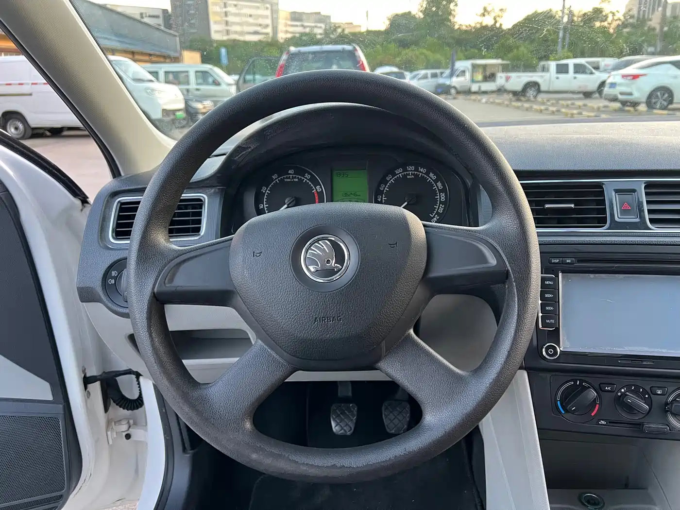 Škoda Rapid 2013 1.6L Manual Smart Selection фото 7