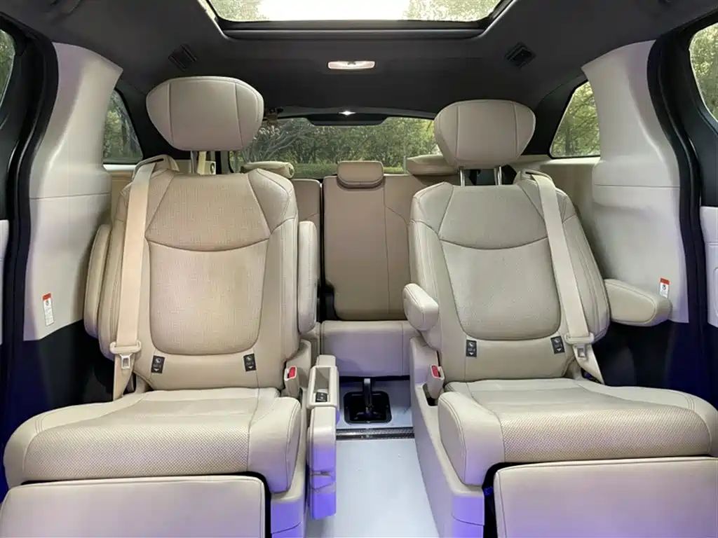 Toyota Granvia 2022 2.5L Hybrid Noble Edition фото 12