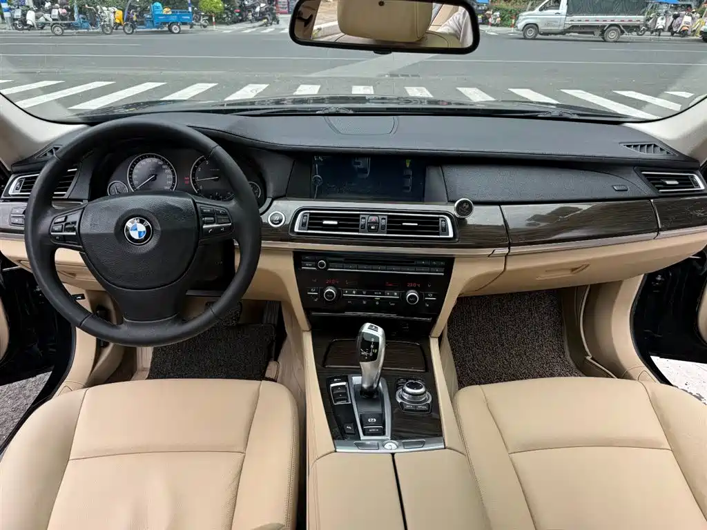 BMW 7 Series 2009 740Li Luxury фото 14