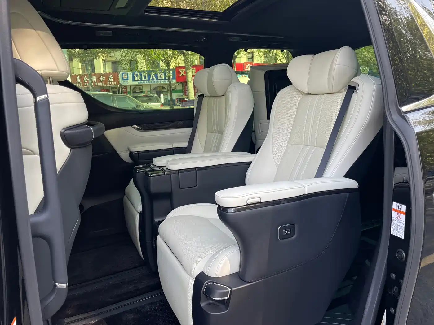Lexus LM 2020 300h Seven-Seater Elegance Edition фото 12