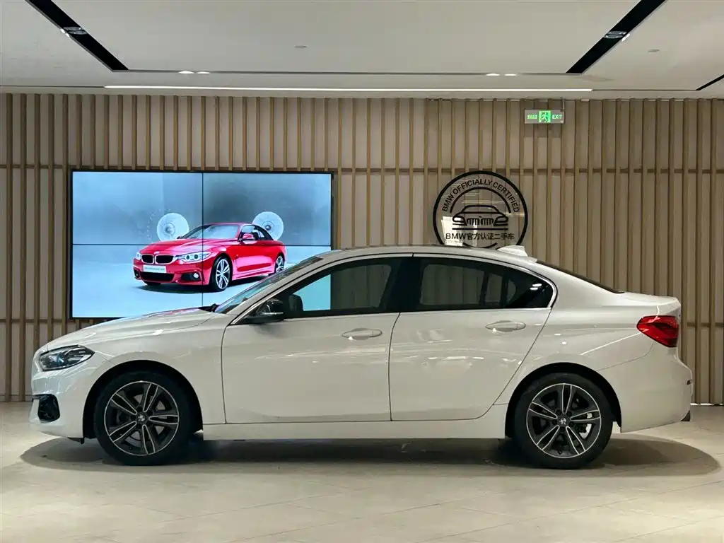 BMW 1 Series 2018 Facelift 118i Sport фото 3