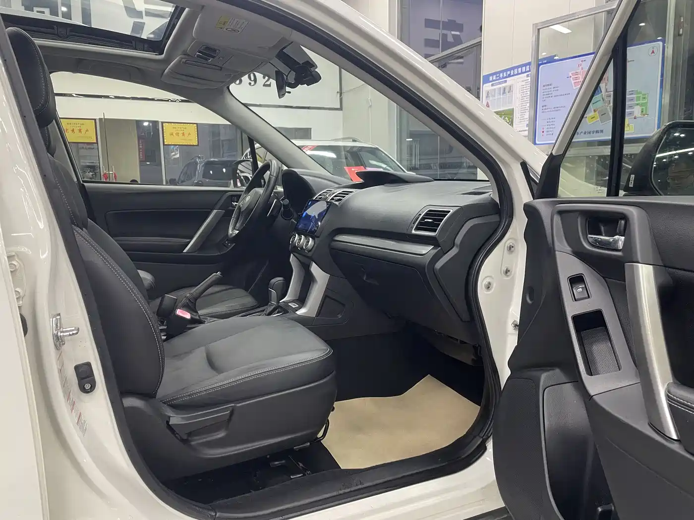 Subaru Forester 2015 2.0i Special Commemorative Edition фото 18