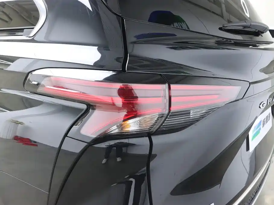 Toyota Granvia 2022 2.5L Hybrid Premium Edition фото 33