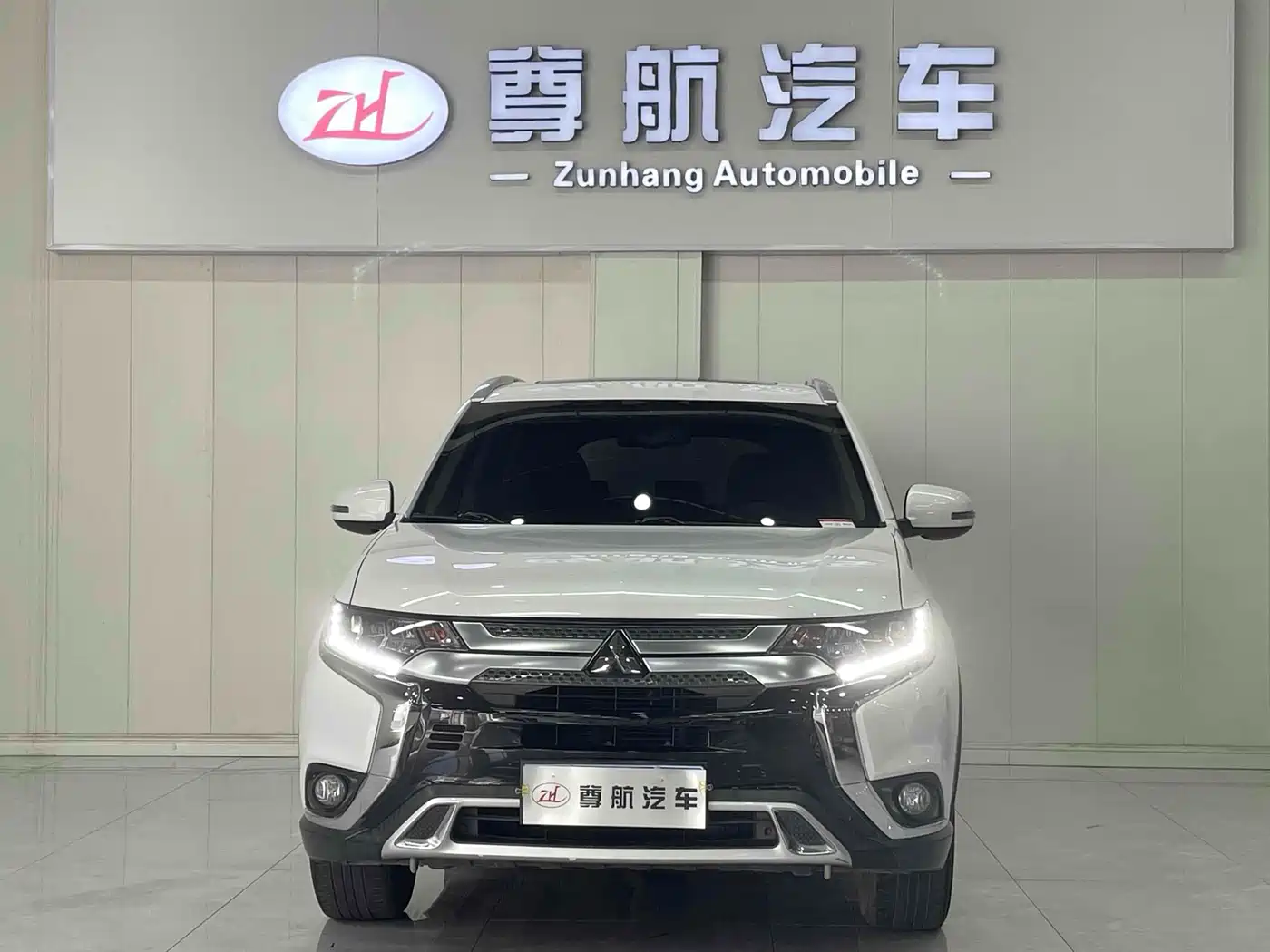 Mitsubishi Outlander 2020 2.4L 4WD Luxury 5-seater фото 2