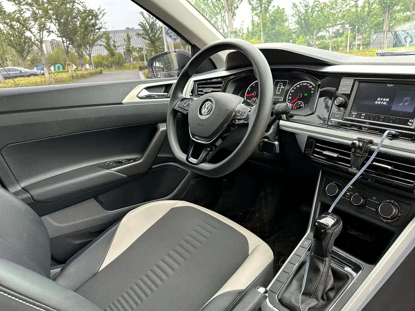 VOLKSWAGEN POLO