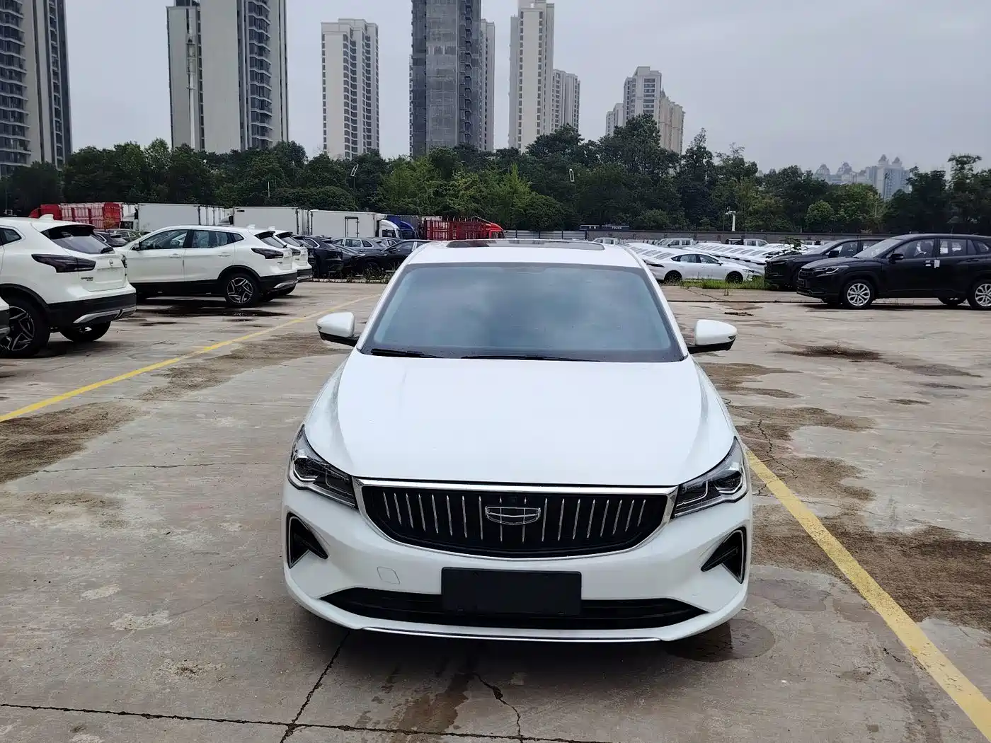 Фото 2 - Geely Emgrand