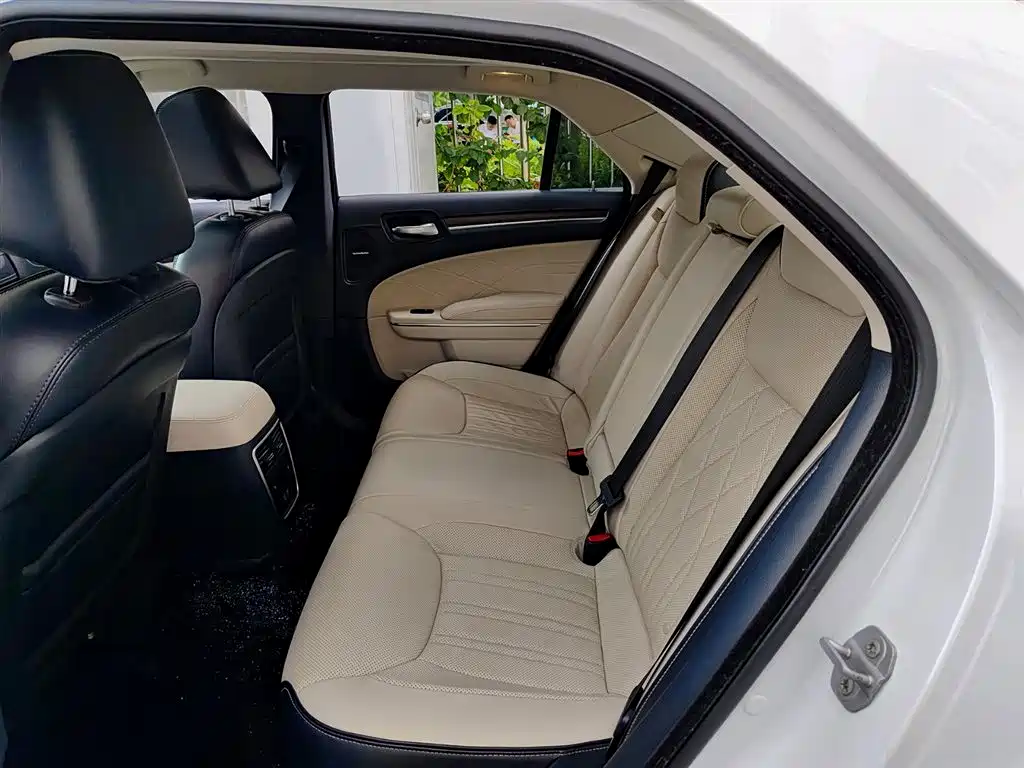 Chrysler 300C (Import) 2016 3.0L Beyond Edition фото 8