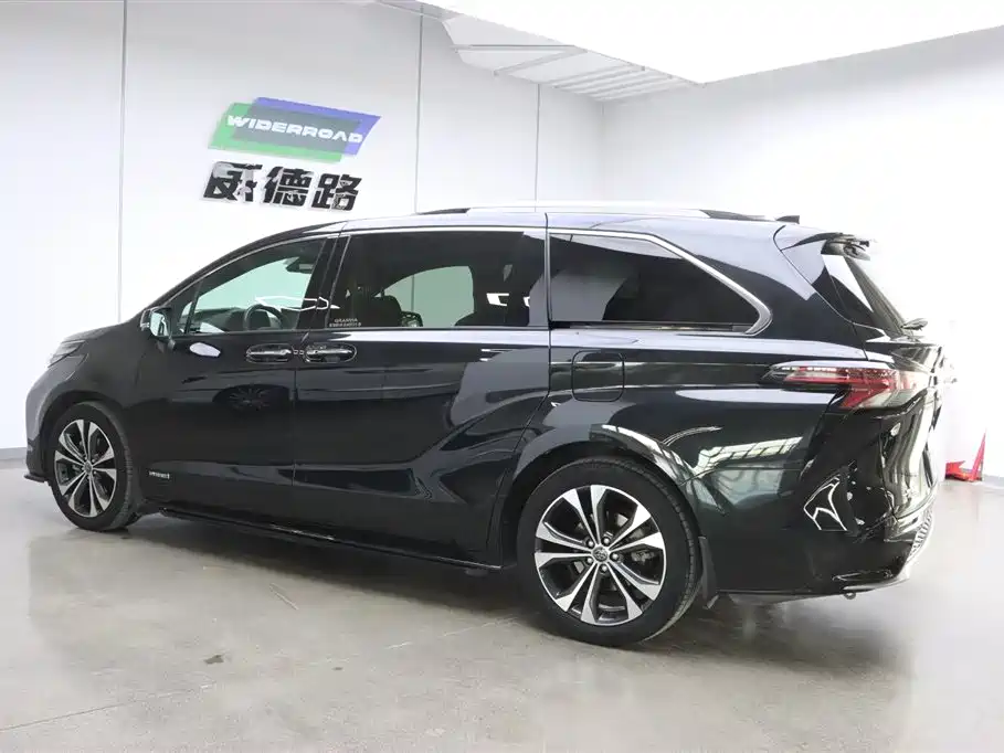 Toyota Granvia 2022 2.5L Hybrid Premium Edition фото 7