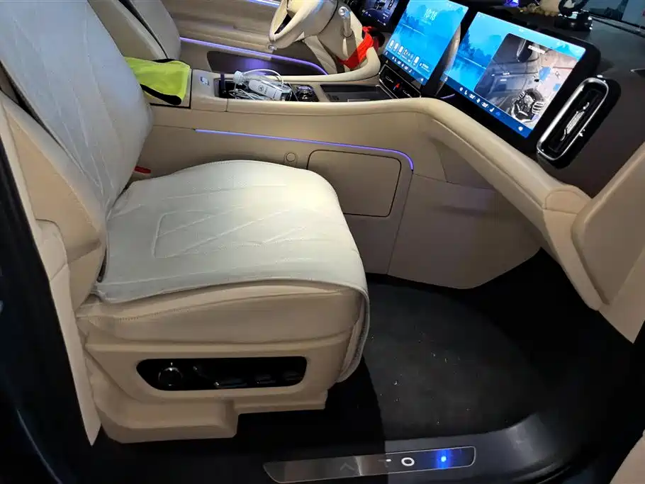 AITO Wenjie AITO M9 2024 Range Extender Max Edition 42kWh 6-seater фото 8