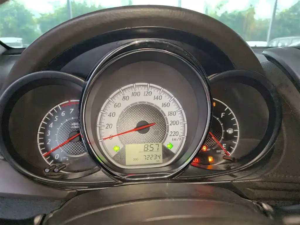 Toyota YARiS L Zhi Xuan 2015 1.5G Manual Sunroof Special Edition фото 9