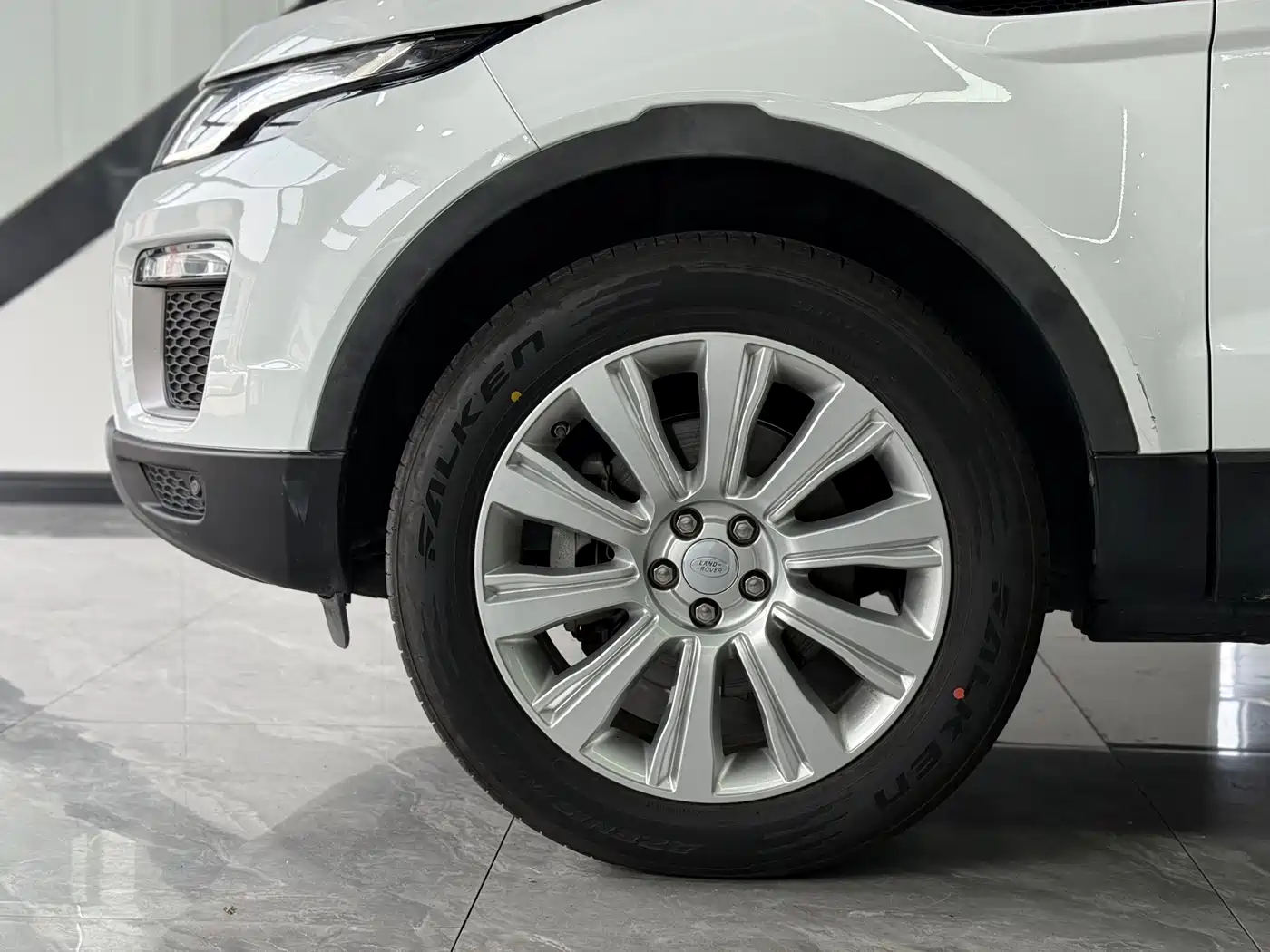 Land Rover Range Rover Evoque 2017 2.0T SE Smart Shine Edition фото 8