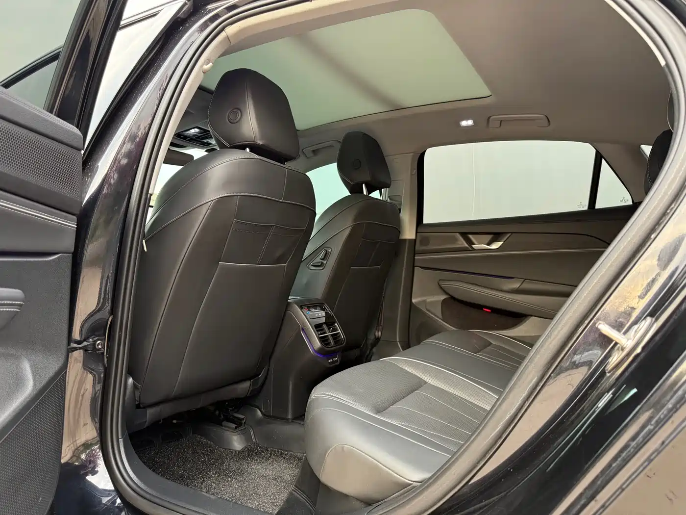 Volkswagen Passat 2025 Pro 380TSI Dragon Fortune Edition фото 9